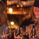 Cata de vinos con los ojos vendados: la propuesta del restaurante de Bodega Los Toneles