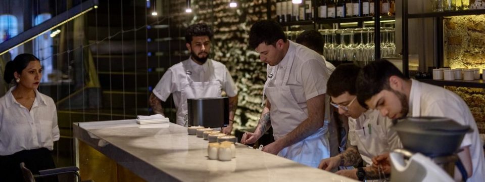 Una cena entre pétalos, vermut y aplausos silenciosos