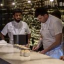 Una cena entre pétalos, vermut y aplausos silenciosos